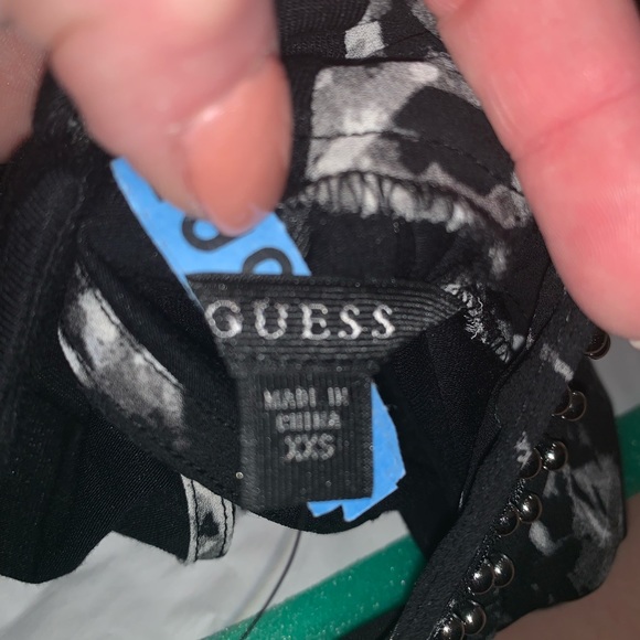 Guess top. Only wore once! Size XXS - Picture 3 of 4